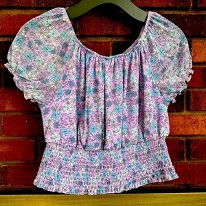 ⛱️ beauties cute crop top with line.excellent condition.